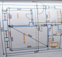 Rodinný dom Svätý Jur, centrum, pôvodný stav - Pôdorys prízemia rodinného domu s kuchyňou, spálňou a obývacou izbou.