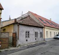 Rodinný dom Svätý Jur, centrum, pôvodný stav - Rodinný dom na Felcánovej ulici v Svätom Jure s jednoduchou fasádou.