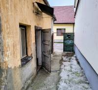 Rodinný dom Svätý Jur, centrum, pôvodný stav - Starší rodinný dom na Felcánovej ulici v Svätom Jure s ošúchanou fasádou.