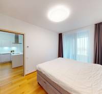 | Sky Park | zariadený 2i byt | panoramatický výhľad | garáž - Spálňa v 2-izbovom byte s podlahou s dreveným dekorom a elegantným osvetlením.