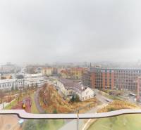 | Sky Park | zariadený 2i byt | panoramatický výhľad | garáž - Pohľad na Továrenskú ulicu v Bratislave z 2-izbového bytu, zahŕňajúci modernú architektúru.