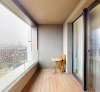 | Sky Park | zariadený 2i byt | panoramatický výhľad | garáž - Balkón s podlahou s dreveným dekorom v 2-izbovom byte na Továrenskej v Bratislave.