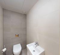 | Sky Park | zariadený 2i byt | panoramatický výhľad | garáž - Toaleta v 2-izbovom byte so svetlými kachličkami a kompaktným umývadlom.