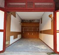 Garáž Bebravská ul., Vrakuňa s pozemkom - Hala garáže na Bebravskej ulici v Bratislave - Vrakuni, s vnútorným dokončením.