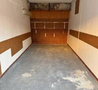 Garáž Bebravská ul., Vrakuňa s pozemkom - Garáž na Bebravskej ulici v Bratislave – Vrakuni s betónovou podlahou a korkovým obložením stien.