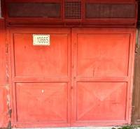 Garáž Bebravská ul., Vrakuňa s pozemkom - Červené dvere garáže na Bebravskej ulici v Bratislave - Vrakuni.