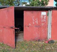 Garáž, Agátova, Dúbravka s pozemkom - Otvorené dvere na červenej garáži na Agátovej ulici v Bratislave - Dúbravke.