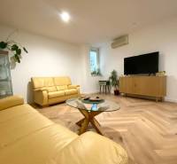 4-izb. byt, Cabanova ul., Dúbravka so samostatným vstupom - Svetlá obývačka, kožené sedačky, presklený stolík, vzdušný 4-izbový byt, lokalita Cabanova.