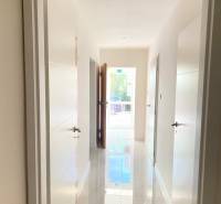 4-izb. byt, Cabanova ul., Dúbravka so samostatným vstupom - Pohľad na svetlú chodbu vo 4-izbovom byte na ulici Cabanova.