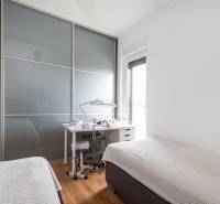 ZATON - Apartmán so záhradou - na predaj  - Spálňa v Rekreačnom apartmáne s posuvnou skriňou a posteľou, podlaha s dreveným dekorom.