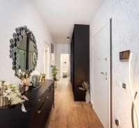 ZATON - Apartmán so záhradou - na predaj  - Chodba s podlahou s dreveným dekorom a štýlovým zrkadlom v rekreačnom apartmáne.