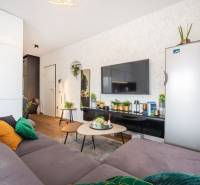 ZATON - Apartmán so záhradou - na predaj  - Štýlový interiér rekreačného apartmánu s pohovkou, stolíkom a podlahou s dreveným dekorom.