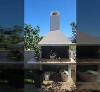 ZATON - Apartmán so záhradou - na predaj  - Exteriér Rekreačného apartmánu v Ninskom Zatone s grilom a zeleňou na terase.