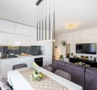 ZATON - Apartmán so záhradou - na predaj  - Rekreačný apartmán s elegantnou kuchyňou, jedálenským stolom a pohodlným sedacím kútom.