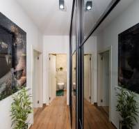 ZATON - Apartmán so záhradou - na predaj  - Chodba v rekreačnom apartmáne s podlahou s dreveným dekorom, obrazmi a zrkadlami.