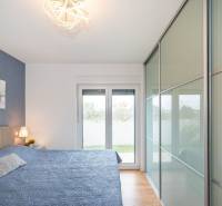 ZATON - Apartmán so záhradou - na predaj  - Spálňa v Rekreačnom apartmáne s podlahou s dreveným dekorom a veľkým šatníkom.