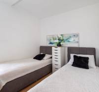 ZATON - Apartmán so záhradou - na predaj  - Dve jednolôžkové postele a komoda v Rekreačnom apartmáne s podlahou s dreveným dekorom.