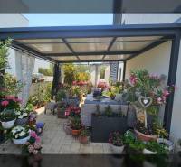 ZATON - Apartmán so záhradou - na predaj  - Záhrada s posedením a rastlinami pri rekreačnom apartmáne na ulici Zaton v Ninu.