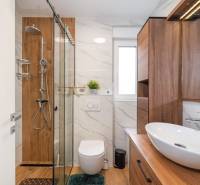 ZATON - Apartmán so záhradou - na predaj  - Kúpeľňa v rekreačnom apartmáne s podlahou s dreveným dekorom a moderným vybavením.