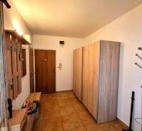 Pekný 2 izbový byt na prenájom - Malacky - Predsieň v 2-izbovom byte s vešiakmi, skriňou a podlahou s dreveným dekorom.