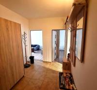 Pekný 2 izbový byt na prenájom - Malacky - Chodba v 2-izbovom byte s vešiakom a podlahou s dreveným dekorom.