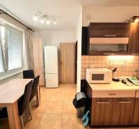 Pekný 2 izbový byt na prenájom - Malacky - Kuchyňa v 2-izbovom byte s jedálenským stolom a spotrebičmi.