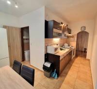 Pekný 2 izbový byt na prenájom - Malacky - Kuchyňa v 2-izbovom byte s dlažbou, dreveným dekorom a zariadením.