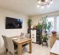 Na predaj kompletne zrekonštruovaný RD Bernolákovo -Trnavská - Jedáleň v rodinnom dome s televízorom, jedálenským stolom a izbovými rastlinami.