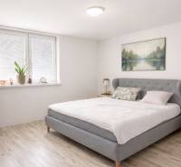 Na predaj kompletne zrekonštruovaný RD Bernolákovo -Trnavská - Svetlá spálňa v Rodinnom dome s dvojlôžkom a podlahou s dreveným dekorom.