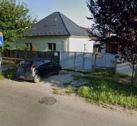 Na predaj kompletne zrekonštruovaný RD Bernolákovo -Trnavská - Rodinný dom na Trnavskej ulici v Bernolákove s autom zaparkovaným pred bránou.