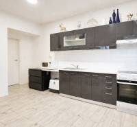 Na predaj kompletne zrekonštruovaný RD Bernolákovo -Trnavská - Kuchyňa s tmavými skrinkami, podlaha s dreveným dekorom, Rodinný dom.