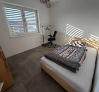 Novostavba rodinný dom Ludanice / REZERVOVANE - Spálňa v Rodinnom dome s posteľou, pracovnou stoličkou a veľkým oknom.