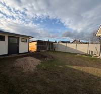 Novostavba rodinný dom Ludanice / REZERVOVANE - Dvor v Ludaniciach na Tichej pri rodinnom dome so záhradným domčekom a trávnikom.