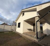 Novostavba rodinný dom Ludanice / REZERVOVANE - Rodinný dom v Ludaniciach na Tichej ulici s terasou a oplotenou záhradou.