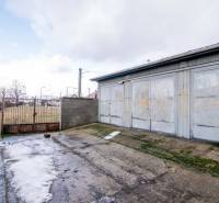 Prenájom haly / obchodno-skladových priestorov – Šenkvice, Nádražná ul - Brána a plechový sklad s betónovou plochou na Nádražnej ulici v Šenkviciach.