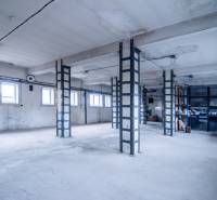 Prenájom haly / obchodno-skladových priestorov – Šenkvice, Nádražná ul - Priestory so stĺpmi a oknami využívané ako sklady a haly.