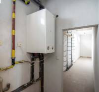 Prenájom haly / obchodno-skladových priestorov – Šenkvice, Nádražná ul - Interiér so spotrebičom a rúrami v priestoroch Sklady a haly.