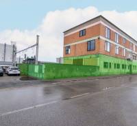 Prenájom haly / obchodno-skladových priestorov – Šenkvice, Nádražná ul - Budova na ulici Nádražná v Šenkviciach, slúžiaca ako sklady a haly.