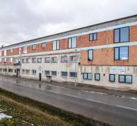 Prenájom haly / obchodno-skladových priestorov – Šenkvice, Nádražná ul - Budova na ulici Nádražná v Šenkviciach, určená pre sklady a haly.