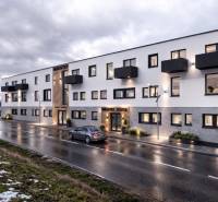 Prenájom haly / obchodno-skladových priestorov – Šenkvice, Nádražná ul - Budova na Nádražnej ulici v Šenkviciach, Sklady a haly, s večerným osvetlením.