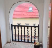 Rodinný dom, Maďarsko, obec Vizsoly - Renovačný balkón s červenou strechou v Rodinnom dome, Vizsoly.