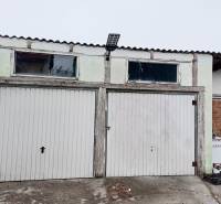 Rodinný dom, Maďarsko, obec Vizsoly - Garáž s dvoma roletovými dverami a solárnym panelom pri rodinnom dome v Vizsoly.