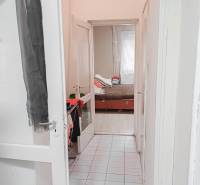 Rodinný dom, Maďarsko, obec Vizsoly - Úzky biely chodba vedie k detskej izbe s posteľou v rodinnom dome.