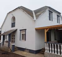 Rodinný dom, Maďarsko, obec Vizsoly - Rodinný dom vo Vizsoly so svetlou fasádou a šikmou strechou.