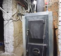 Rodinný dom, Maďarsko, obec Vizsoly - Kotolňa v rodinnom dome s potrubím a vykurovacím systémom.