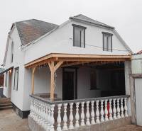 Rodinný dom, Maďarsko, obec Vizsoly - Rodinný dom vo Vizsoly s terasou, bielou fasádou a dreveným prístreškom.