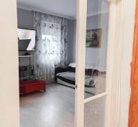 Rodinný dom, Maďarsko, obec Vizsoly - Obývačka v rodinnom dome s televízorom a podlahou s dreveným dekorom.