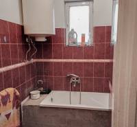 Rodinný dom, Maďarsko, obec Vizsoly - Kúpeľňa v rodinnom dome so sprchou, vaňou, oknom a bojlerom.