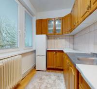 Byt, ktorý dáva zmysel pre rodinu – o 100 000 € lacnejší než dom. - Kuchyňa s podlahou s dreveným dekorom a dreveným nábytkom v 4-izbovom byte.