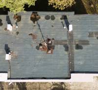 Byt, ktorý dáva zmysel pre rodinu – o 100 000 € lacnejší než dom. - Plochá strecha budovy na Hviezdoslavovej ulici v Michalovciach s anténou a úpravami.